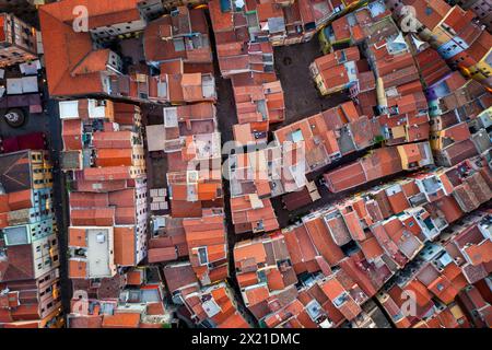 Bosa bâtiments historiques colorés de la ville drone au-dessus de la vue en Sardaigne Banque D'Images