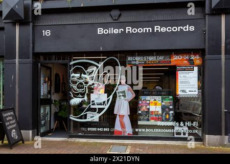 Poole, Dorset, Royaume-Uni. 19 avril 2024. Le magasin de disques Boiler Room Records de Kingland Crescent, Poole prépare la journée du magasin de disques demain, encourageant les gens à visiter et soutenir les magasins de disques locaux. Le magasin ouvre à 8h du matin avec des files d'attente attendues pour accéder à des centaines d'éditions limitées d'un large éventail d'artistes, qu'ils ne peuvent pas enregistrer à l'avance ou précommander. Des légendes comme David Bowie qui ne sont plus avec nous seront des vinyles populaires. Crédit : Carolyn Jenkins/Alamy Live News Banque D'Images