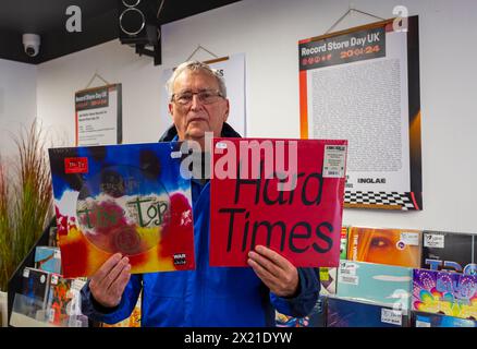 Poole, Dorset, Royaume-Uni. 19 avril 2024. Le magasin de disques Boiler Room Records de Kingland Crescent, Poole prépare la journée du magasin de disques demain, encourageant les gens à visiter et soutenir les magasins de disques locaux. Le magasin ouvre à 8h du matin avec des files d'attente attendues pour accéder à des centaines d'éditions limitées d'un large éventail d'artistes, qu'ils ne peuvent pas enregistrer à l'avance ou précommander. Des légendes comme David Bowie qui ne sont plus avec nous seront des vinyles populaires. Malcolm tient le Top par The Cure et David Byrne fait des moments difficiles. Crédit : Carolyn Jenkins/Alamy Live News Banque D'Images