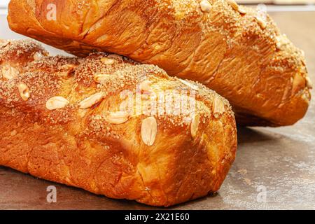 Kozunak traditionnel aux amandes pour les vacances de Pâques. Mise au point sélective avec faible profondeur de champ. Banque D'Images