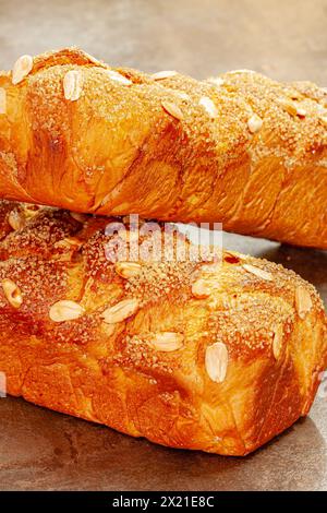 Kozunak traditionnel aux amandes pour les vacances de Pâques. Mise au point sélective avec faible profondeur de champ. Banque D'Images