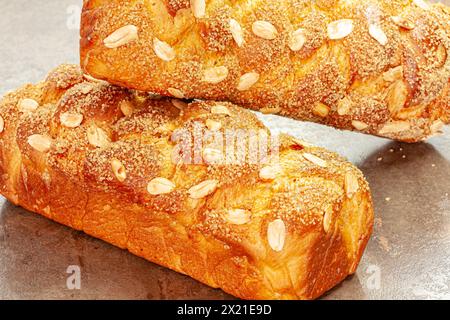 Kozunak traditionnel aux amandes pour les vacances de Pâques. Mise au point sélective avec faible profondeur de champ. Banque D'Images