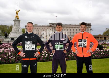 Les Britanniques Marc Scott, Emile Cairess et Callum Hawkins devant le palais de Buckingham en prévision de la conférence de presse masculine d'élite qui se tiendra au centre de presse TCS London Marathon à St James's Park en prévision du TCS London Marathon 2024 dimanche. Date de la photo : vendredi 19 avril 2024. Banque D'Images