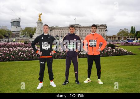 Les Britanniques Marc Scott, Emile Cairess et Callum Hawkins devant le palais de Buckingham en prévision de la conférence de presse masculine d'élite qui se tiendra au centre de presse TCS London Marathon à St James's Park en prévision du TCS London Marathon 2024 dimanche. Date de la photo : vendredi 19 avril 2024. Banque D'Images