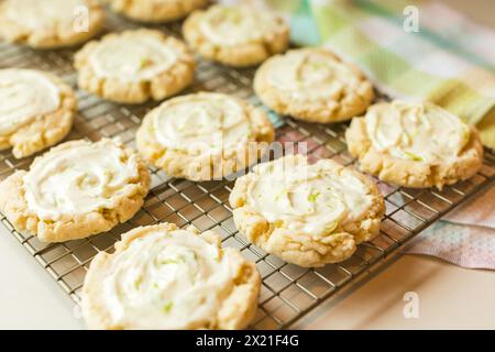 Biscuits givrés avec zeste de citron vert refroidissant sur une grille métallique Banque D'Images