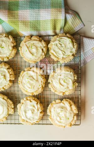 Biscuits au citron vert givrés sur grille de refroidissement métallique Banque D'Images