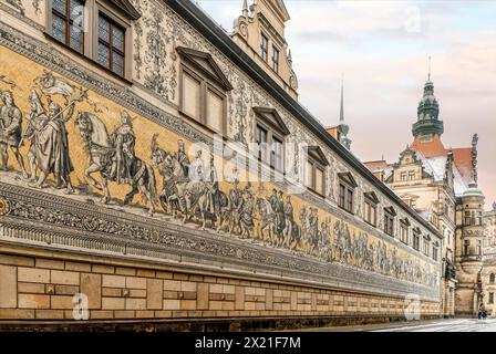 Défilé de princes muraux à l'extérieur de la cour de l'écurie sur Schlossplatz à Dresde, Saxe, Allemagne Banque D'Images