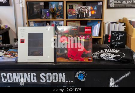 Poole, Dorset, Royaume-Uni. 19 avril 2024. Le magasin de disques Boiler Room Records de Kingland Crescent, Poole prépare la journée du magasin de disques demain, encourageant les gens à visiter et soutenir les magasins de disques locaux. Le magasin ouvre à 8h du matin avec des files d'attente attendues pour accéder à des centaines d'éditions limitées d'un large éventail d'artistes, qu'ils ne peuvent pas enregistrer à l'avance ou précommander. Des légendes comme David Bowie qui ne sont plus avec nous seront des vinyles populaires. Crédit : Carolyn Jenkins/Alamy Live News Banque D'Images