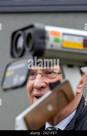 19 avril 2024, Bavière, Nuremberg : le ministre de l'intérieur de Bavière Joachim Herrmann (CSU) parle derrière un appareil de mesure de vitesse. Jusqu'à 6 heures du matin le samedi 20 avril, environ 2000 policiers et autres agents municipaux de contrôle de la circulation effectueront des mesures de vitesse à environ 1500 points de mesure possibles dans toute la Bavière. Photo : Pia Bayer/dpa Banque D'Images