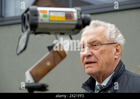 19 avril 2024, Bavière, Nuremberg : le ministre de l'intérieur de Bavière Joachim Herrmann (CSU) parle derrière un appareil de mesure de vitesse. Jusqu'à 6 heures du matin le samedi 20 avril, environ 2000 policiers et autres agents municipaux de contrôle de la circulation effectueront des mesures de vitesse à environ 1500 points de mesure possibles dans toute la Bavière. Photo : Pia Bayer/dpa Banque D'Images