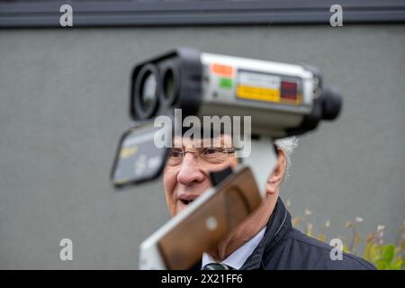 19 avril 2024, Bavière, Nuremberg : le ministre de l'intérieur de Bavière Joachim Herrmann (CSU) parle derrière un appareil de mesure de vitesse. Jusqu'à 6 heures du matin le samedi 20 avril, environ 2000 policiers et autres agents municipaux de contrôle de la circulation effectueront des mesures de vitesse à environ 1500 points de mesure possibles dans toute la Bavière. Photo : Pia Bayer/dpa Banque D'Images