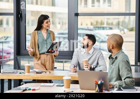 Un groupe diversifié de professionnels s'engagent dans une discussion animée autour d'une table dans un cadre de bureau. Banque D'Images