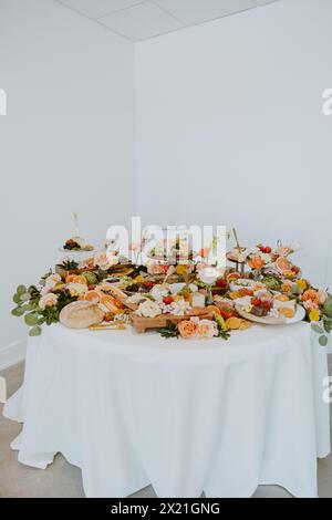 Tableau de charcuterie coloré et beau avec des fleurs Banque D'Images