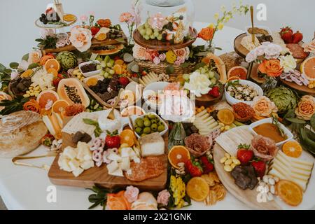 Grande tartinade de charcuterie colorée avec fruits, légumes et collations Banque D'Images