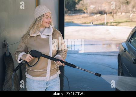 De belles jeunes femmes lavent la voiture au lave-auto en libre-service. Banque D'Images