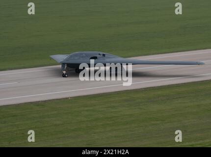 Un bombardier furtif B-2 Spirit assigné aux taxis de la 509th Bomb Wing à la piste de Whiteman Air Force base, au Moya, le 15 avril 2024. L'équipe Whiteman exécute Banque D'Images