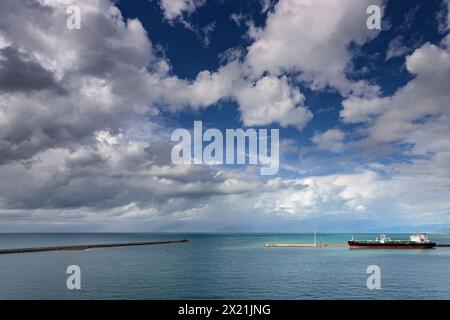 Cargo amarré au port de Livourne, Italie Banque D'Images