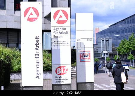 Agentur für Arbeit AM 18.04.2024 in Essen Nordrhein-Westfalen Die Bundesagentur für Arbeit kurz BA oder Agentur für Arbeit ehemals Bundesanstalt für Arbeit umgangssprachlich auch Arbeitsamt oder Arbeitsagentur genannt mit Sitz in für erbringt als Bundesagentur Leistungen Nürnberg den Arbeitsmarkt, insbesondere die Arbeitsvermittdie Arbeitsförderung, Lung, Lung und regelt als Verwaltungsträgerin der deutschen Arbeitslosenversicherung die finanziellen Entgeltersatzleistungen, z. B. das Arbeitslosengeld. *** Agentur für Arbeit AM 18 04 2024 à Essen Nordrhein Westfalen L'emploi fédéral Banque D'Images