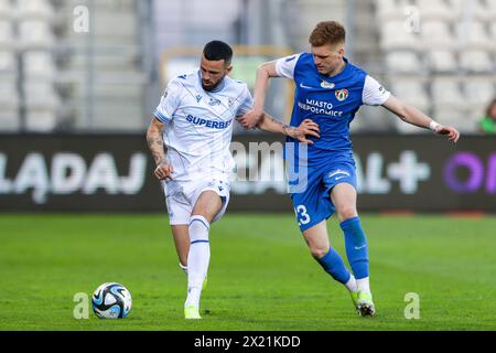 Cracovie, Pologne. 13 avril 2024. Kristoffer Velde de Lech Poznan et Jordan Majchrzak de Puszcza Niepolomice (R) vus en action lors du match de football polonais PKO Ekstraklasa League 2023/2024 entre Puszcza Niepolomice et Lech Poznan au stade de Cracovia. Score final ; Puszcza Niepolomice 2:1 Lech Poznan. (Photo de Grzegorz Wajda/SOPA images/SIPA USA) crédit : SIPA USA/Alamy Live News Banque D'Images