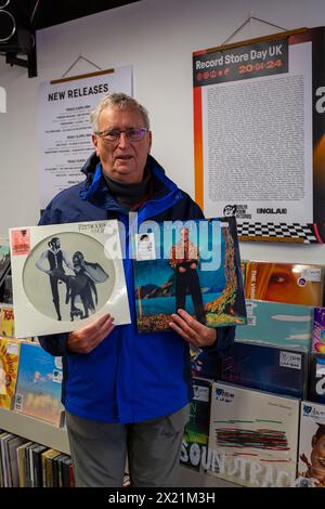 Poole, Dorset, Royaume-Uni. 19 avril 2024. Le magasin de disques Boiler Room Records de Kingland Crescent, Poole prépare la journée du magasin de disques demain, encourageant les gens à visiter et soutenir les magasins de disques locaux. Le magasin ouvre à 8h du matin avec des files d'attente attendues pour accéder à des centaines d'éditions limitées d'un large éventail d'artistes, qu'ils ne peuvent pas enregistrer à l'avance ou précommander. Des légendes comme David Bowie qui ne sont plus avec nous seront des vinyles populaires. Malcolm Holding Up Caribou de Elton John et Fleetwood Mac Rumours. Crédit : Carolyn Jenkins/Alamy Live News Banque D'Images