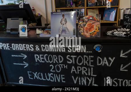 Poole, Dorset, Royaume-Uni. 19 avril 2024. Le magasin de disques Boiler Room Records de Kingland Crescent, Poole prépare la journée du magasin de disques demain, encourageant les gens à visiter et soutenir les magasins de disques locaux. Le magasin ouvre à 8h du matin avec des files d'attente attendues pour accéder à des centaines d'éditions limitées d'un large éventail d'artistes, qu'ils ne peuvent pas enregistrer à l'avance ou précommander. Des légendes comme David Bowie qui ne sont plus avec nous seront des vinyles populaires. Crédit : Carolyn Jenkins/Alamy Live News Banque D'Images