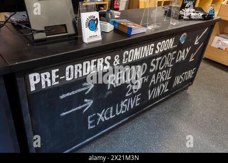 Poole, Dorset, Royaume-Uni. 19 avril 2024. Le magasin de disques Boiler Room Records de Kingland Crescent, Poole prépare la journée du magasin de disques demain, encourageant les gens à visiter et soutenir les magasins de disques locaux. Le magasin ouvre à 8h du matin avec des files d'attente attendues pour accéder à des centaines d'éditions limitées d'un large éventail d'artistes, qu'ils ne peuvent pas enregistrer à l'avance ou précommander. Des légendes comme David Bowie qui ne sont plus avec nous seront des vinyles populaires. Crédit : Carolyn Jenkins/Alamy Live News Banque D'Images