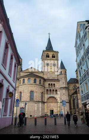 Trèves, Rijnland-Palts, Allemagne, 23 mars 2024, la cathédrale de Trèves (Dom créé Peter), monument de l'architecture romane, se dresse imposamment contre un ciel nuageux. Cette image illustre la présence imposante de la cathédrale au cœur de Trèves, en Allemagne, avec ses flèches doubles et ses détails complexes de façade. Le temps couvert ajoute une touche dramatique à la scène, soulignant la nature intemporelle de ce site du patrimoine mondial. Grandeur historique : la cathédrale de Trèves un jour nuageux. Photo de haute qualité Banque D'Images