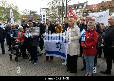 Mit einer Mahnwache bekundet die Synagogengemeinde Saar am Dienstag 16.04.2024 auf dem Vorplatz der Synagoge in Saarbrücken ihre Solidarität mit Israel. Rund 120 Menschen sind dem Aufruf der Synagogengemeinde, des Jungen forums Saar Deutsch-Israelische Gesellschaft und der Deutsch-Israelischen Gesellschaft Arbeitsgemeinschaft Saar zur Solidaritätskundgebung ãHands off Israel Gemeinsam gegen den Terror des islamischen RegimesÒ gefolgt. *** La communauté synagogue de la Sarre a exprimé sa solidarité avec Israël par une veillée devant la synagogue de Saarbrücken le mardi 16 avril 2024 vers 120 p. Banque D'Images