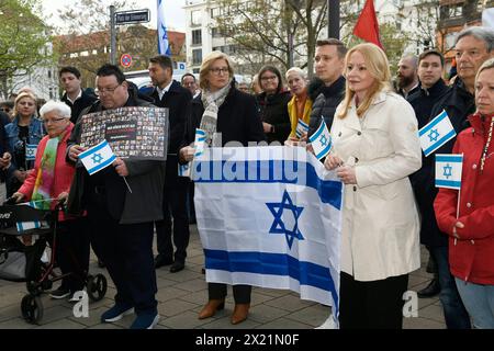 Mit einer Mahnwache bekundet die Synagogengemeinde Saar am Dienstag 16.04.2024 auf dem Vorplatz der Synagoge in Saarbrücken ihre Solidarität mit Israel. Rund 120 Menschen sind dem Aufruf der Synagogengemeinde, des Jungen forums Saar Deutsch-Israelische Gesellschaft und der Deutsch-Israelischen Gesellschaft Arbeitsgemeinschaft Saar zur Solidaritätskundgebung ãHands off Israel Gemeinsam gegen den Terror des islamischen RegimesÒ gefolgt. *** La communauté synagogue de la Sarre a exprimé sa solidarité avec Israël par une veillée devant la synagogue de Saarbrücken le mardi 16 avril 2024 vers 120 p. Banque D'Images