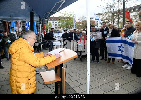 Mit einer Mahnwache bekundet die Synagogengemeinde Saar am Dienstag 16.04.2024 auf dem Vorplatz der Synagoge in Saarbrücken ihre Solidarität mit Israel. Rund 120 Menschen sind dem Aufruf der Synagogengemeinde, des Jungen forums Saar Deutsch-Israelische Gesellschaft und der Deutsch-Israelischen Gesellschaft Arbeitsgemeinschaft Saar zur Solidaritätskundgebung ãHands off Israel Gemeinsam gegen den Terror des islamischen RegimesÒ gefolgt. IM Bild : Ricarda Kunger, die Vorsitzende der Synagogengemeinde Saar. *** La communauté synagogue de la Sarre a exprimé sa solidarité avec Israël par une veillée sur le fo Banque D'Images