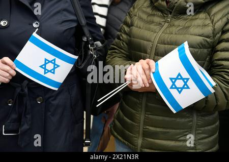 Mit einer Mahnwache bekundet die Synagogengemeinde Saar am Dienstag 16.04.2024 auf dem Vorplatz der Synagoge in Saarbrücken ihre Solidarität mit Israel. Rund 120 Menschen sind dem Aufruf der Synagogengemeinde, des Jungen forums Saar Deutsch-Israelische Gesellschaft und der Deutsch-Israelischen Gesellschaft Arbeitsgemeinschaft Saar zur Solidaritätskundgebung ãHands off Israel Gemeinsam gegen den Terror des islamischen RegimesÒ gefolgt. *** La communauté synagogue de la Sarre a exprimé sa solidarité avec Israël par une veillée devant la synagogue de Saarbrücken le mardi 16 avril 2024 vers 120 p. Banque D'Images