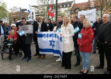 Mit einer Mahnwache bekundet die Synagogengemeinde Saar am Dienstag 16.04.2024 auf dem Vorplatz der Synagoge in Saarbrücken ihre Solidarität mit Israel. Rund 120 Menschen sind dem Aufruf der Synagogengemeinde, des Jungen forums Saar Deutsch-Israelische Gesellschaft und der Deutsch-Israelischen Gesellschaft Arbeitsgemeinschaft Saar zur Solidaritätskundgebung ãHands off Israel Gemeinsam gegen den Terror des islamischen RegimesÒ gefolgt. *** La communauté synagogue de la Sarre a exprimé sa solidarité avec Israël par une veillée devant la synagogue de Saarbrücken le mardi 16 avril 2024 vers 120 p. Banque D'Images