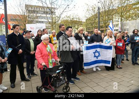 Mit einer Mahnwache bekundet die Synagogengemeinde Saar am Dienstag 16.04.2024 auf dem Vorplatz der Synagoge in Saarbrücken ihre Solidarität mit Israel. Rund 120 Menschen sind dem Aufruf der Synagogengemeinde, des Jungen forums Saar Deutsch-Israelische Gesellschaft und der Deutsch-Israelischen Gesellschaft Arbeitsgemeinschaft Saar zur Solidaritätskundgebung ãHands off Israel Gemeinsam gegen den Terror des islamischen RegimesÒ gefolgt. *** La communauté synagogue de la Sarre a exprimé sa solidarité avec Israël par une veillée devant la synagogue de Saarbrücken le mardi 16 avril 2024 vers 120 p. Banque D'Images