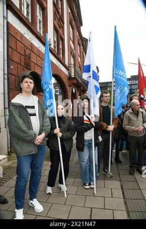 Mit einer Mahnwache bekundet die Synagogengemeinde Saar am Dienstag 16.04.2024 auf dem Vorplatz der Synagoge in Saarbrücken ihre Solidarität mit Israel. Rund 120 Menschen sind dem Aufruf der Synagogengemeinde, des Jungen forums Saar Deutsch-Israelische Gesellschaft und der Deutsch-Israelischen Gesellschaft Arbeitsgemeinschaft Saar zur Solidaritätskundgebung ãHands off Israel Gemeinsam gegen den Terror des islamischen RegimesÒ gefolgt. *** La communauté synagogue de la Sarre a exprimé sa solidarité avec Israël par une veillée devant la synagogue de Saarbrücken le mardi 16 avril 2024 vers 120 p. Banque D'Images