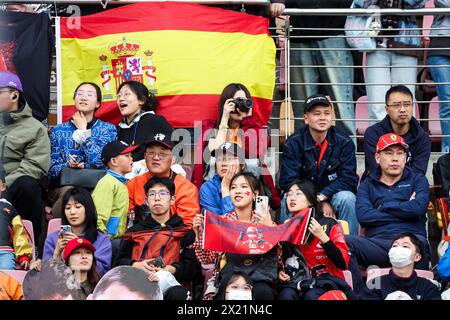 Shanghai, Chine. 19 avril 2024. Fans de Charles Leclerc dans les tribunes lors du Grand Prix de Chine de formule 1 Lenovo 2024, 5ème manche du Championnat du monde de formule 1 2024 du 19 au 21 avril 2024 sur le circuit international de Shanghai, à Shanghai, Chine - photo Florent Gooden/DPPI crédit : DPPI Media/Alamy Live News Banque D'Images