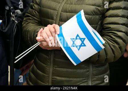 Mit einer Mahnwache bekundet die Synagogengemeinde Saar am Dienstag 16.04.2024 auf dem Vorplatz der Synagoge in Saarbrücken ihre Solidarität mit Israel. Rund 120 Menschen sind dem Aufruf der Synagogengemeinde, des Jungen forums Saar Deutsch-Israelische Gesellschaft und der Deutsch-Israelischen Gesellschaft Arbeitsgemeinschaft Saar zur Solidaritätskundgebung ãHands off Israel Gemeinsam gegen den Terror des islamischen RegimesÒ gefolgt. *** La communauté synagogue de la Sarre a exprimé sa solidarité avec Israël par une veillée devant la synagogue de Saarbrücken le mardi 16 avril 2024 vers 120 p. Banque D'Images