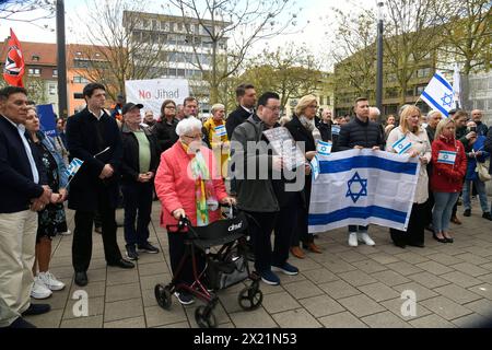 Mit einer Mahnwache bekundet die Synagogengemeinde Saar am Dienstag 16.04.2024 auf dem Vorplatz der Synagoge in Saarbrücken ihre Solidarität mit Israel. Rund 120 Menschen sind dem Aufruf der Synagogengemeinde, des Jungen forums Saar Deutsch-Israelische Gesellschaft und der Deutsch-Israelischen Gesellschaft Arbeitsgemeinschaft Saar zur Solidaritätskundgebung ãHands off Israel Gemeinsam gegen den Terror des islamischen RegimesÒ gefolgt. *** La communauté synagogue de la Sarre a exprimé sa solidarité avec Israël par une veillée devant la synagogue de Saarbrücken le mardi 16 avril 2024 vers 120 p. Banque D'Images