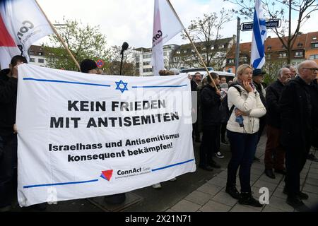 Mit einer Mahnwache bekundet die Synagogengemeinde Saar am Dienstag 16.04.2024 auf dem Vorplatz der Synagoge in Saarbrücken ihre Solidarität mit Israel. Rund 120 Menschen sind dem Aufruf der Synagogengemeinde, des Jungen forums Saar Deutsch-Israelische Gesellschaft und der Deutsch-Israelischen Gesellschaft Arbeitsgemeinschaft Saar zur Solidaritätskundgebung ãHands off Israel Gemeinsam gegen den Terror des islamischen RegimesÒ gefolgt. *** La communauté synagogue de la Sarre a exprimé sa solidarité avec Israël par une veillée devant la synagogue de Saarbrücken le mardi 16 avril 2024 vers 120 p. Banque D'Images