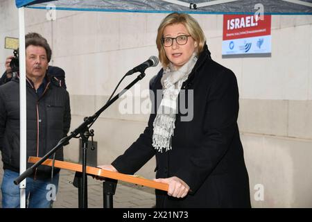 Mit einer Mahnwache bekundet die Synagogengemeinde Saar am Dienstag 16.04.2024 auf dem Vorplatz der Synagoge in Saarbrücken ihre Solidarität mit Israel. Rund 120 Menschen sind dem Aufruf der Synagogengemeinde, des Jungen forums Saar Deutsch-Israelische Gesellschaft und der Deutsch-Israelischen Gesellschaft Arbeitsgemeinschaft Saar zur Solidaritätskundgebung ãHands off Israel Gemeinsam gegen den Terror des islamischen RegimesÒ gefolgt. IM Bild : Ministerpräsidentin Anke Rehlinger. *** La communauté synagogue de la Sarre a exprimé sa solidarité avec Israël par une veillée sur la place devant la syn Banque D'Images