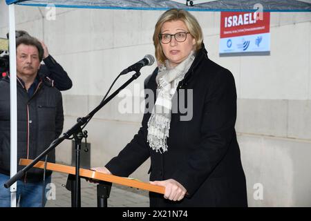 Mit einer Mahnwache bekundet die Synagogengemeinde Saar am Dienstag 16.04.2024 auf dem Vorplatz der Synagoge in Saarbrücken ihre Solidarität mit Israel. Rund 120 Menschen sind dem Aufruf der Synagogengemeinde, des Jungen forums Saar Deutsch-Israelische Gesellschaft und der Deutsch-Israelischen Gesellschaft Arbeitsgemeinschaft Saar zur Solidaritätskundgebung ãHands off Israel Gemeinsam gegen den Terror des islamischen RegimesÒ gefolgt. IM Bild : Ministerpräsidentin Anke Rehlinger. *** La communauté synagogue de la Sarre a exprimé sa solidarité avec Israël par une veillée sur la place devant la syn Banque D'Images