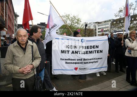 Mit einer Mahnwache bekundet die Synagogengemeinde Saar am Dienstag 16.04.2024 auf dem Vorplatz der Synagoge in Saarbrücken ihre Solidarität mit Israel. Rund 120 Menschen sind dem Aufruf der Synagogengemeinde, des Jungen forums Saar Deutsch-Israelische Gesellschaft und der Deutsch-Israelischen Gesellschaft Arbeitsgemeinschaft Saar zur Solidaritätskundgebung ãHands off Israel Gemeinsam gegen den Terror des islamischen RegimesÒ gefolgt. *** La communauté synagogue de la Sarre a exprimé sa solidarité avec Israël par une veillée devant la synagogue de Saarbrücken le mardi 16 avril 2024 vers 120 p. Banque D'Images