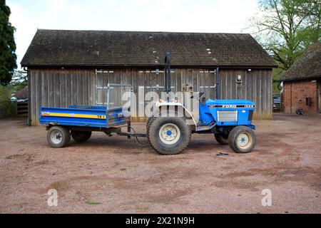 Tracteur et remorque Ford 1520 sur le domaine de Dudmaston, Bridgnorth, Shropshire, Royaume-Uni. Banque D'Images