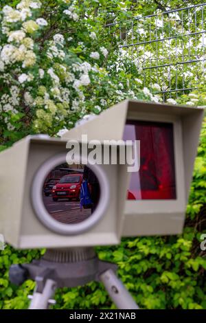 19 avril 2024, Bavière, Nuremberg : une voiture se reflète dans la lentille d'un appareil de mesure de vitesse. Jusqu'à 6 heures du matin le samedi 20 avril, environ 2 000 policiers et autres agents municipaux de contrôle de la circulation effectueront des mesures de vitesse à environ 1 500 points de mesure possibles dans toute la Bavière. Photo : Pia Bayer/dpa Banque D'Images