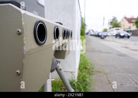 19 avril 2024, Bavière, Nuremberg : un appareil de mesure de vitesse est positionné sur une route. Jusqu'à 6 heures du matin le samedi 20 avril, environ 2 000 policiers et autres agents municipaux de contrôle de la circulation effectueront des mesures de vitesse à environ 1 500 points de mesure possibles dans toute la Bavière. Photo : Pia Bayer/dpa Banque D'Images