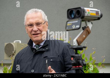 19 avril 2024, Bavière, Nuremberg : Joachim Herrmann (CSU), ministre bavarois de l'intérieur, parle à côté de deux appareils de mesure de vitesse. Jusqu'à 6 heures du matin le samedi 20 avril, environ 2 000 policiers et autres agents municipaux de contrôle de la circulation effectueront des mesures de vitesse à environ 1 500 points de mesure possibles dans toute la Bavière. Photo : Pia Bayer/dpa Banque D'Images