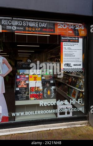 Poole, Dorset, Royaume-Uni. 19 avril 2024. Le magasin de disques Boiler Room Records de Kingland Crescent, Poole prépare la journée du magasin de disques demain, encourageant les gens à visiter et soutenir les magasins de disques locaux. Le magasin ouvre à 8h du matin avec des files d'attente attendues pour accéder à des centaines d'éditions limitées d'un large éventail d'artistes, qu'ils ne peuvent pas enregistrer à l'avance ou précommander. Des légendes comme David Bowie qui ne sont plus avec nous seront des vinyles populaires. Crédit : Carolyn Jenkins/Alamy Live News Banque D'Images