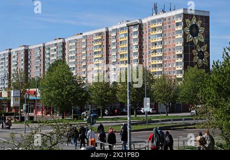 Rostock, Allemagne. 18 avril 2024. La soi-disant «Sunflower House» dans le quartier Rostock de Lichtenhagen, qui est devenu connu dans le monde entier en 1992 comme le théâtre d'émeutes xénophobes, est partiellement répertoriée. La façade et plusieurs escaliers du bâtiment préfabriqué de la RDA sont répertoriés. Crédit : Bernd Wüstneck/dpa/Alamy Live News Banque D'Images