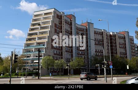 Rostock, Allemagne. 18 avril 2024. Le soi-disant 'Terrassenhaus' dans le quartier Evershagen de Rostock, un bâtiment préfabriqué de la série 'WBS 70', a été construit en 1977 et est un bâtiment classé. C'est l'une des cinq maisons en terrasse à Rostock ; il y en a une autre à Berlin. Crédit : Bernd Wüstneck/dpa/Alamy Live News Banque D'Images