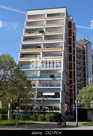 Rostock, Allemagne. 18 avril 2024. Le soi-disant 'Terrassenhaus' dans le quartier Evershagen de Rostock, un bâtiment préfabriqué de la série 'WBS 70', a été construit en 1977 et est un bâtiment classé. C'est l'une des cinq maisons en terrasse à Rostock ; il y en a une autre à Berlin. Crédit : Bernd Wüstneck/dpa/Alamy Live News Banque D'Images