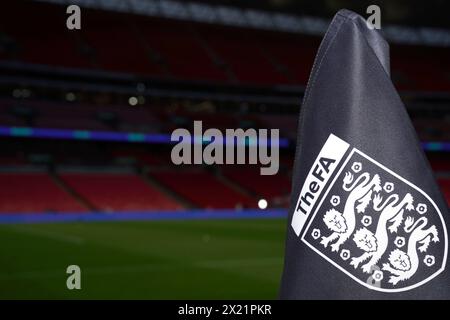 Photo du dossier datée du 13-10-2023 de l'insigne anglais de la FA sur un drapeau d'angle au stade de Wembley. L'Association de football insiste sur le fait qu'elle « comprend les préoccupations » des clubs EFL concernant la suppression des replays de la FA Cup et partagera avec eux des détails sur la manière dont de nouveaux revenus seront générés. Date d'émission : vendredi 19 avril 2024. Banque D'Images